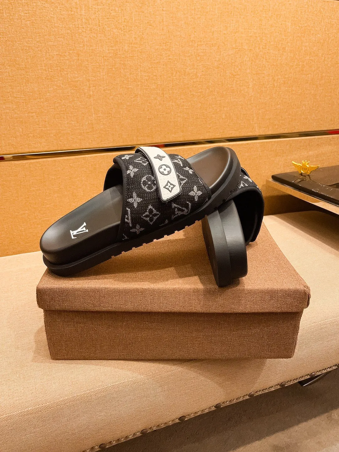 Men's men's shoes 💰 320💰 New model on the market 🔥[LV🔥 Louis Vuitton slippers] High-end 1:1 mold customization, original upgraded version of the outsole, lighter and non-slip. The top quality in the market, fashion focuses on trends, versatile and popular, simple yet tasteful, a must-have for fashionistas, exuding a fashionable and casual atmosphere, fashion is at your feet, full of confidence, the same style at the counter👍The season of spring and summer slippers is here, they are super beautiful to wear, 38-44 3⃣️colors available🔥